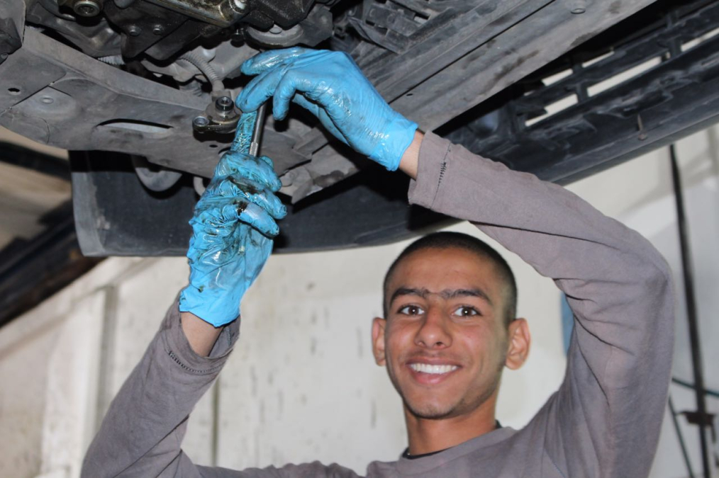 امير جخلب طالب بالمدرسه التكنولوجيه (عمال١) يحصل على شهادة امتياز للسنه الثانية